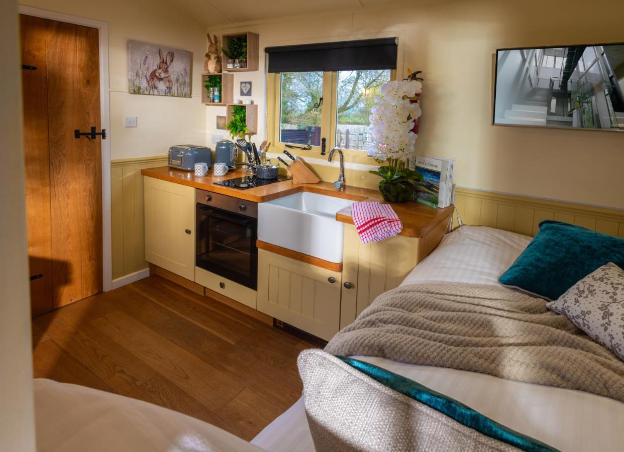 Hillside View Shepherds Hut - Ockeridge Rural Retreats Little Witley Eksteriør bilde