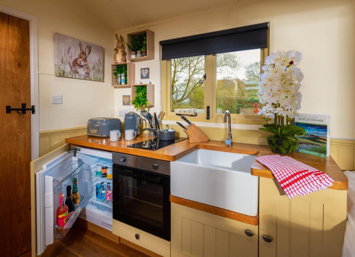 Hillside View Shepherds Hut - Ockeridge Rural Retreats Little Witley Eksteriør bilde