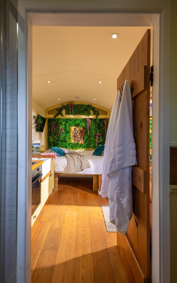 Hillside View Shepherds Hut - Ockeridge Rural Retreats Little Witley Eksteriør bilde