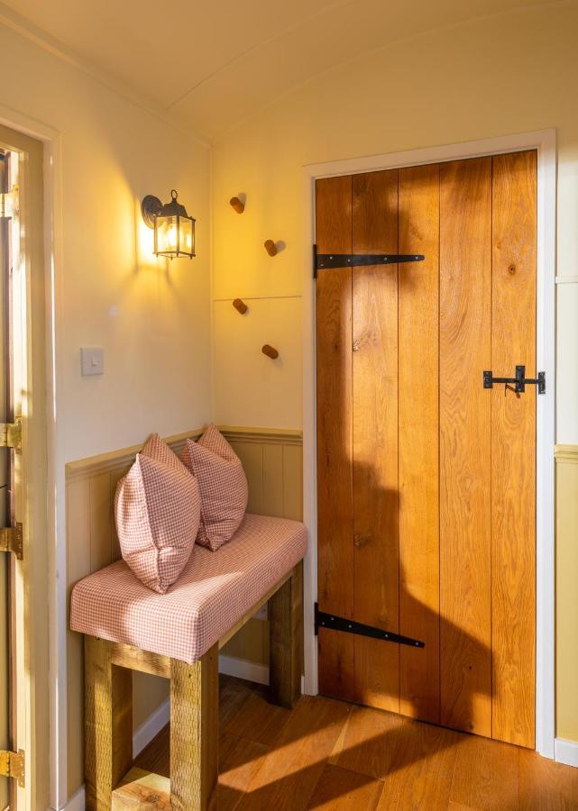 Hillside View Shepherds Hut - Ockeridge Rural Retreats Little Witley Eksteriør bilde