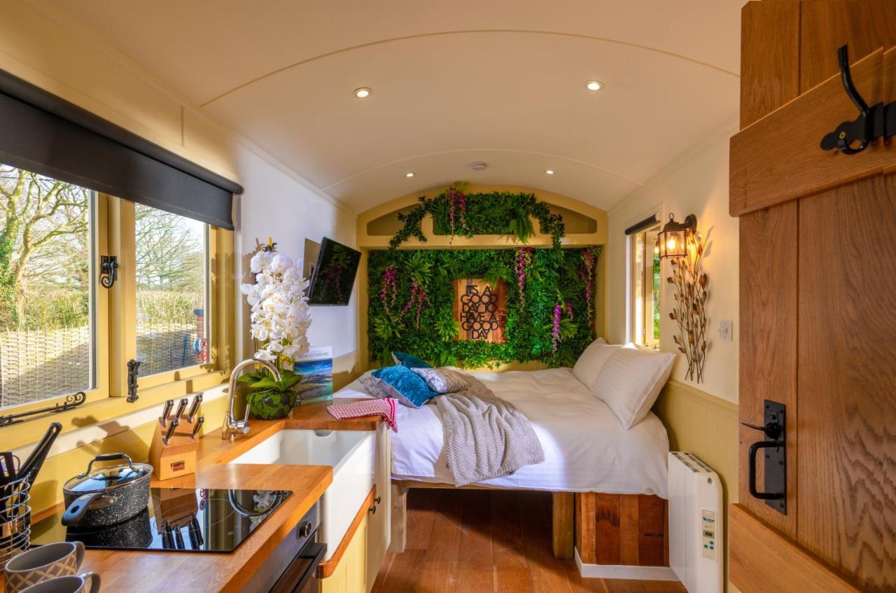 Hillside View Shepherds Hut - Ockeridge Rural Retreats Little Witley Eksteriør bilde